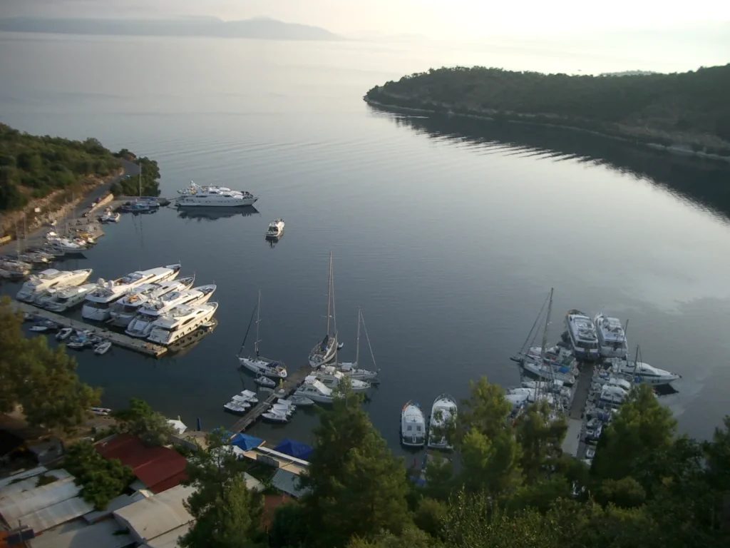 Σκάφη στον όρμο Σπήλια, από το Σπαρτοχώρι στο Μεγανήσι