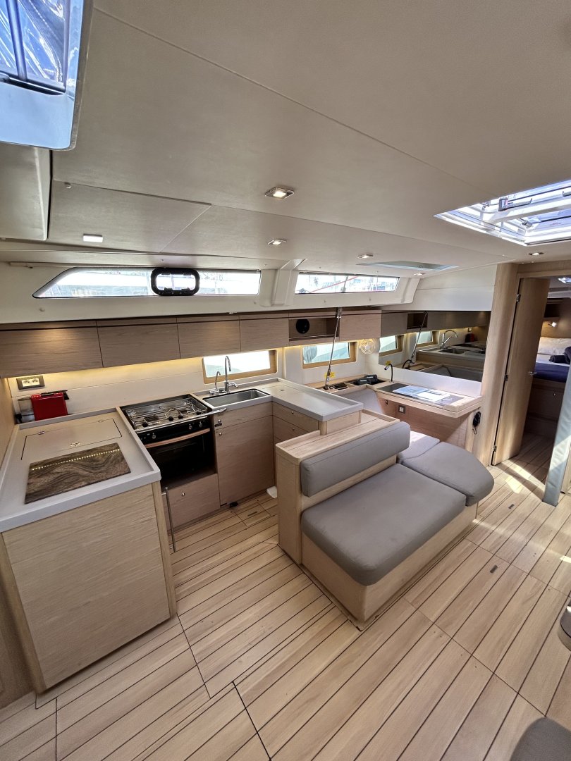 Barracuda (Refit 2026 - A/C - Generator - Electric Heads - 12 Pax)