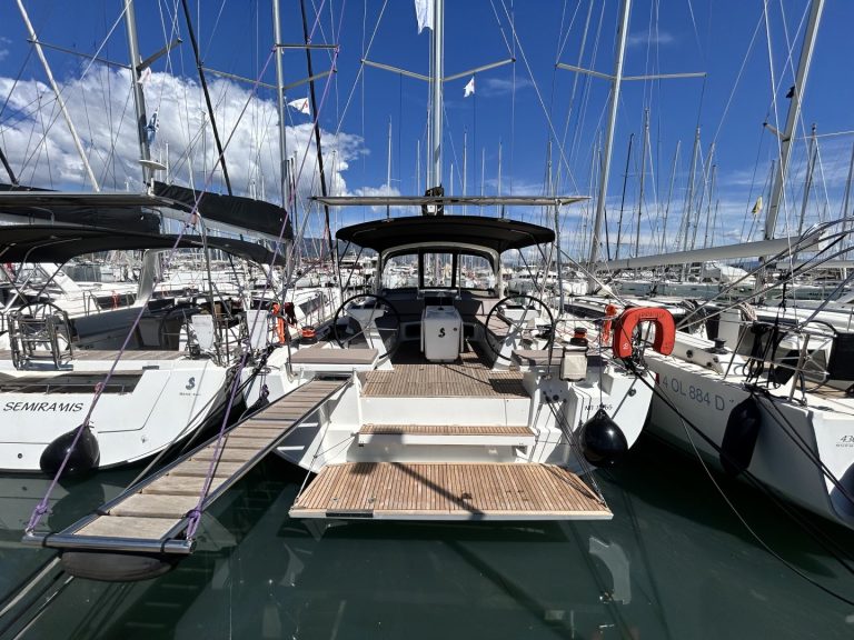 Barracuda (Refit 2026 - A/C - Generator - Electric Heads - 12 Pax)